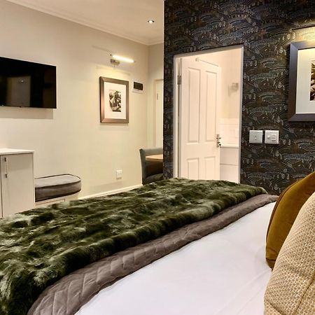 Alluvia Boutique Winery & Luxury Accommodation ستيلينبوش الغرفة الصورة A bedroom at the hotel