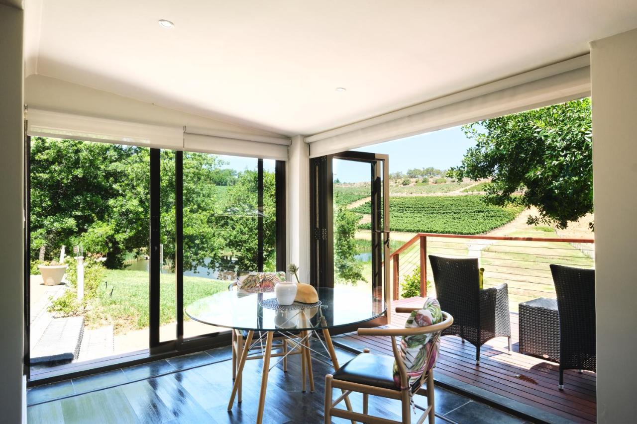 Alluvia Boutique Winery & Luxury Accommodation ستيلينبوش المظهر الخارجي الصورة A room with a view of the vineyards