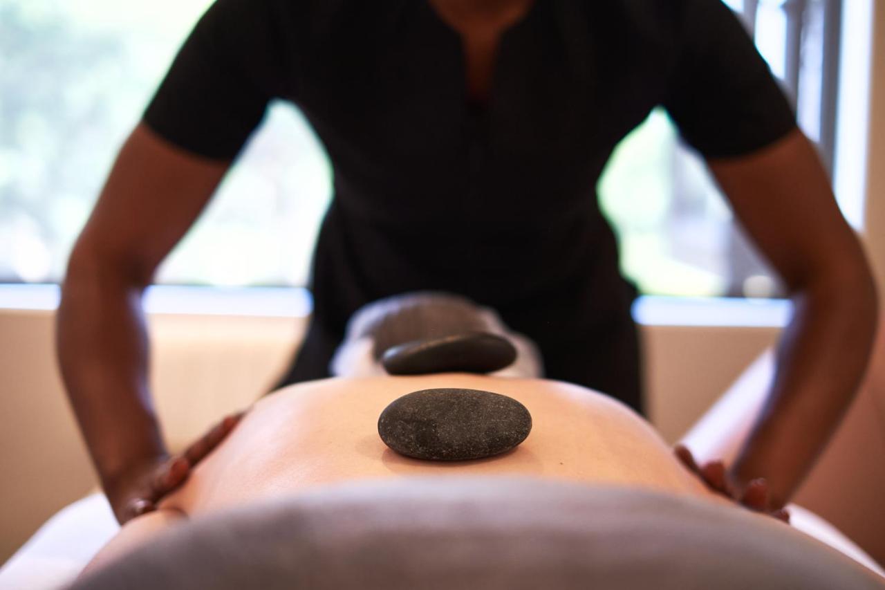 Alluvia Boutique Winery & Luxury Accommodation ستيلينبوش المظهر الخارجي الصورة Hot stone massage