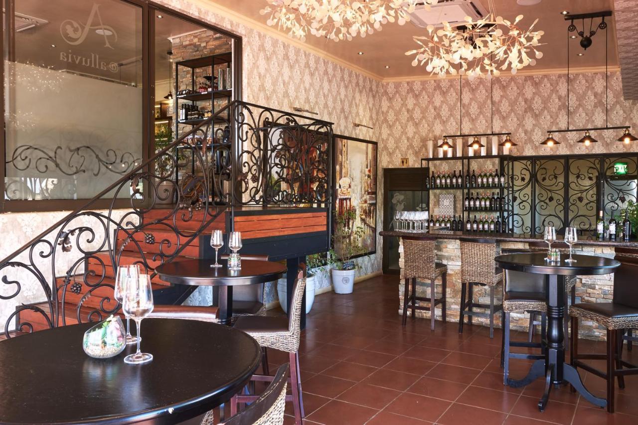 Alluvia Boutique Winery & Luxury Accommodation ستيلينبوش المظهر الخارجي الصورة The interior of the wine bar