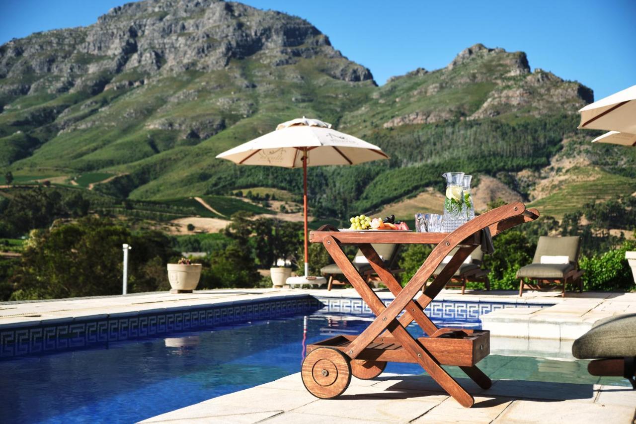 Alluvia Boutique Winery & Luxury Accommodation ستيلينبوش المظهر الخارجي الصورة A poolside bar cart