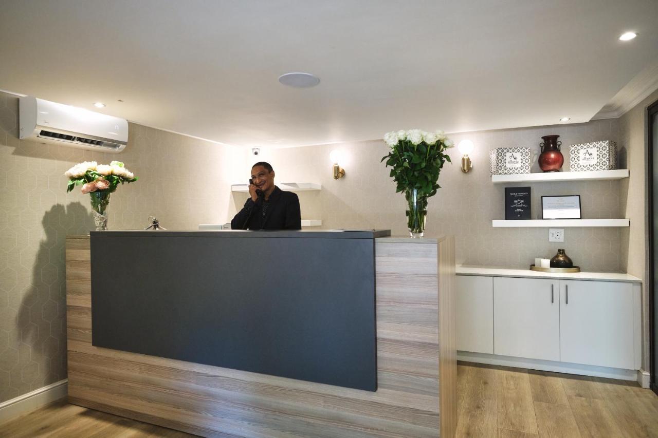 Alluvia Boutique Winery & Luxury Accommodation ستيلينبوش المظهر الخارجي الصورة Reception desk at a hotel