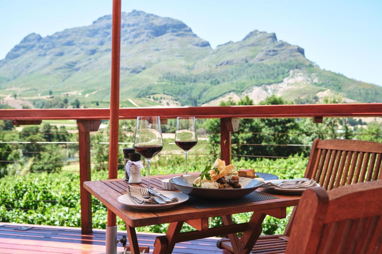 Alluvia Boutique Winery & Luxury Accommodation ستيلينبوش المظهر الخارجي الصورة Wine tasting at a South African winery