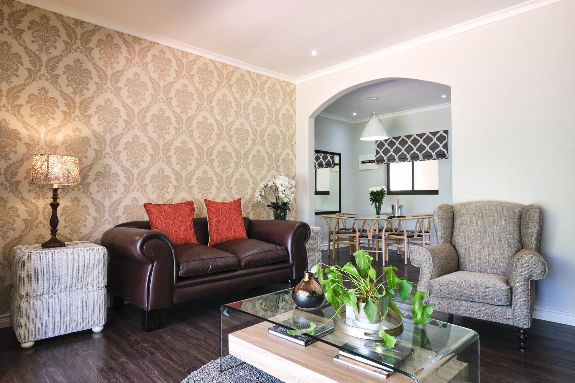 Alluvia Boutique Winery & Luxury Accommodation ستيلينبوش الغرفة الصورة A living room with a couch and two armchairs