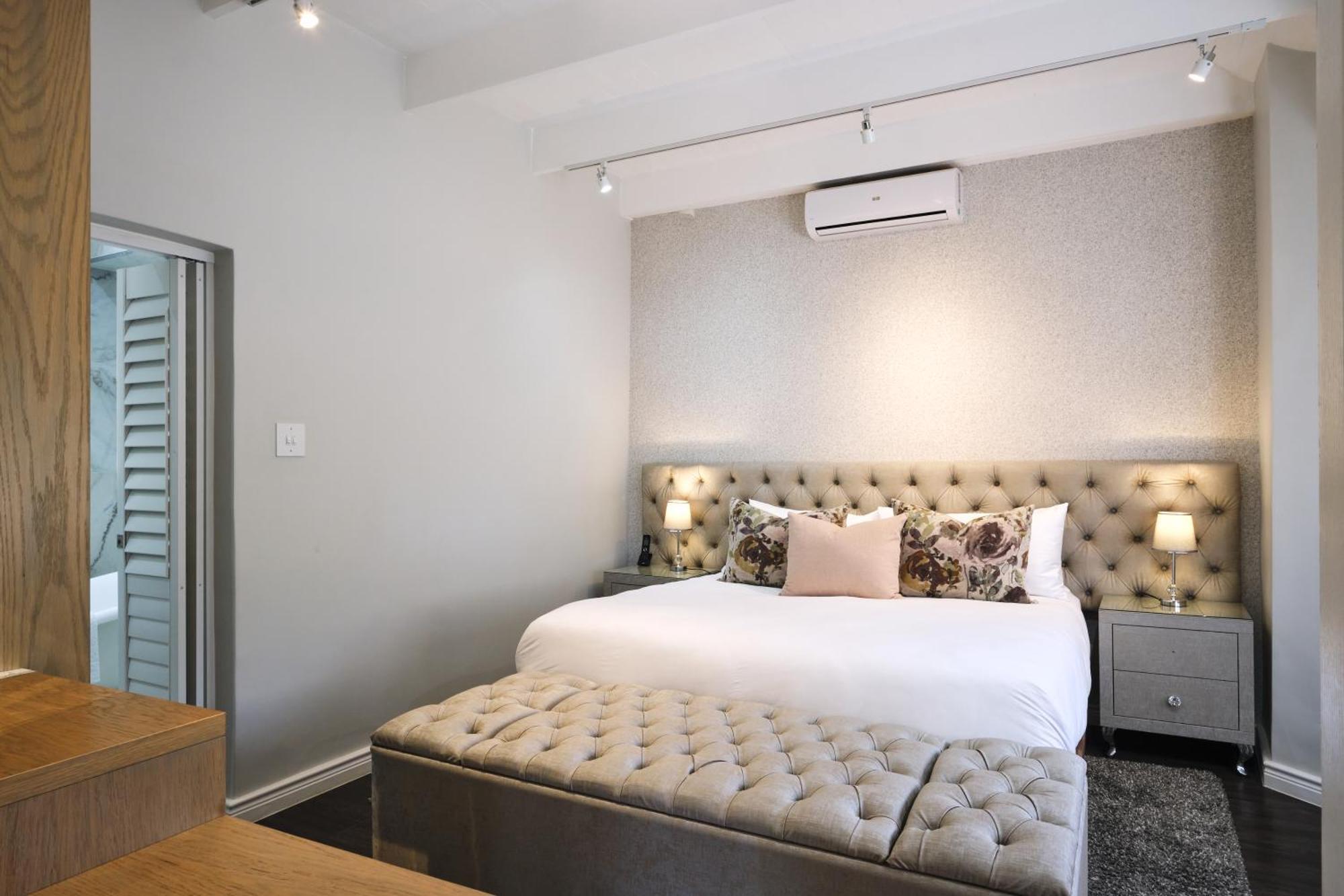Alluvia Boutique Winery & Luxury Accommodation ستيلينبوش الغرفة الصورة A bedroom at the Cape Heritage