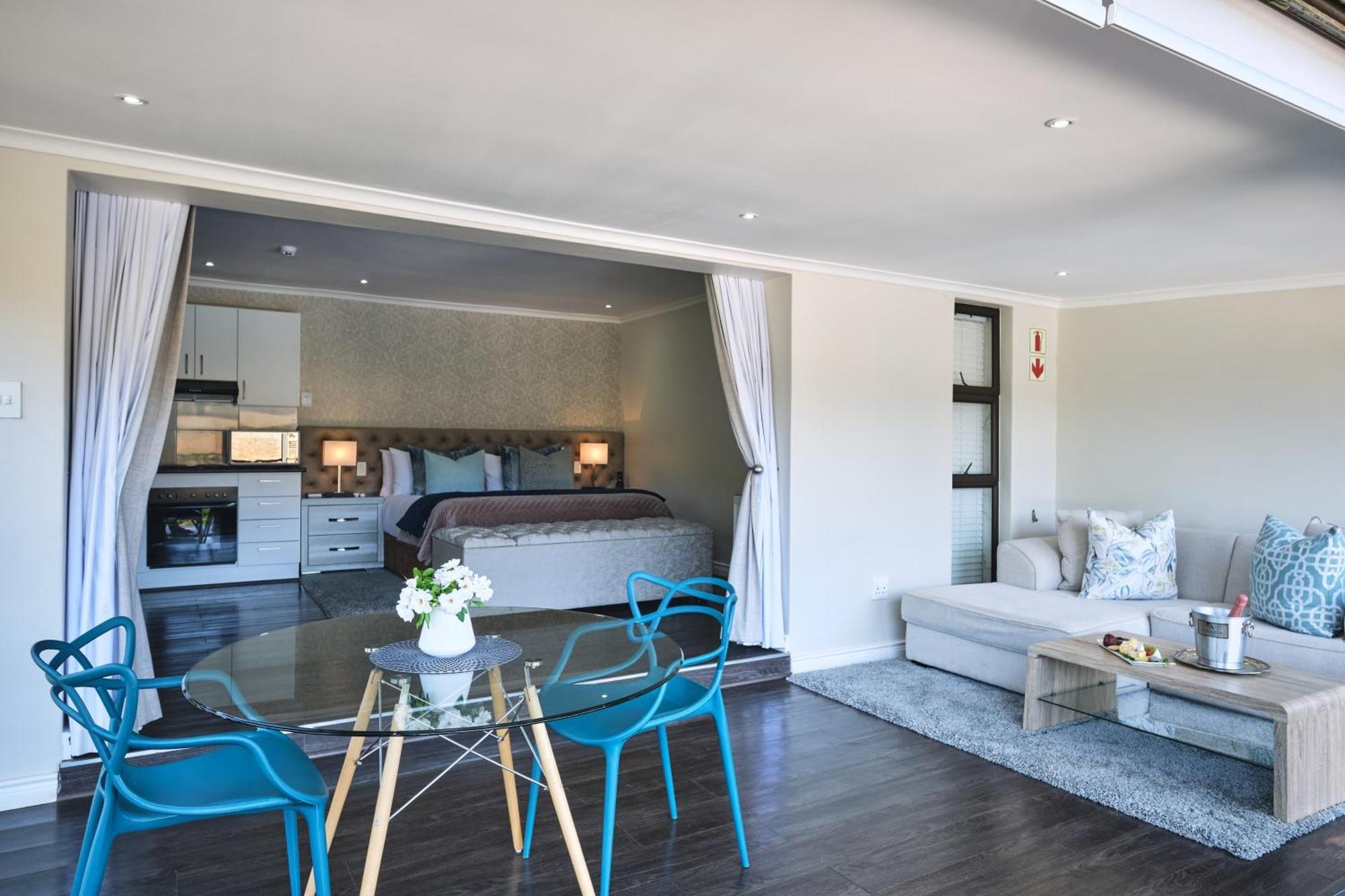 Alluvia Boutique Winery & Luxury Accommodation ستيلينبوش الغرفة الصورة A studio apartment in Cape Town, South Africa