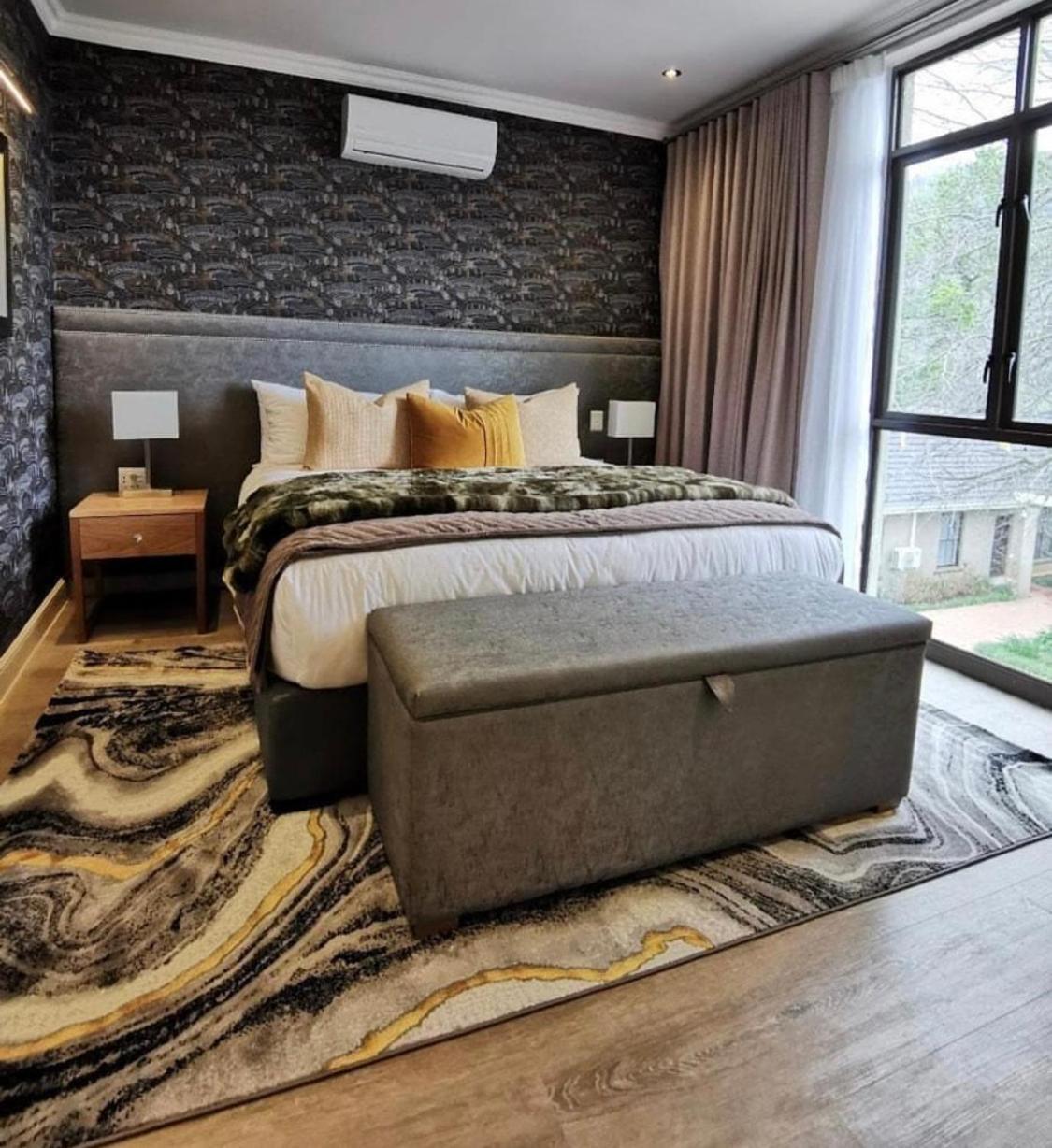 Alluvia Boutique Winery & Luxury Accommodation ستيلينبوش الغرفة الصورة A bedroom with a storage bench