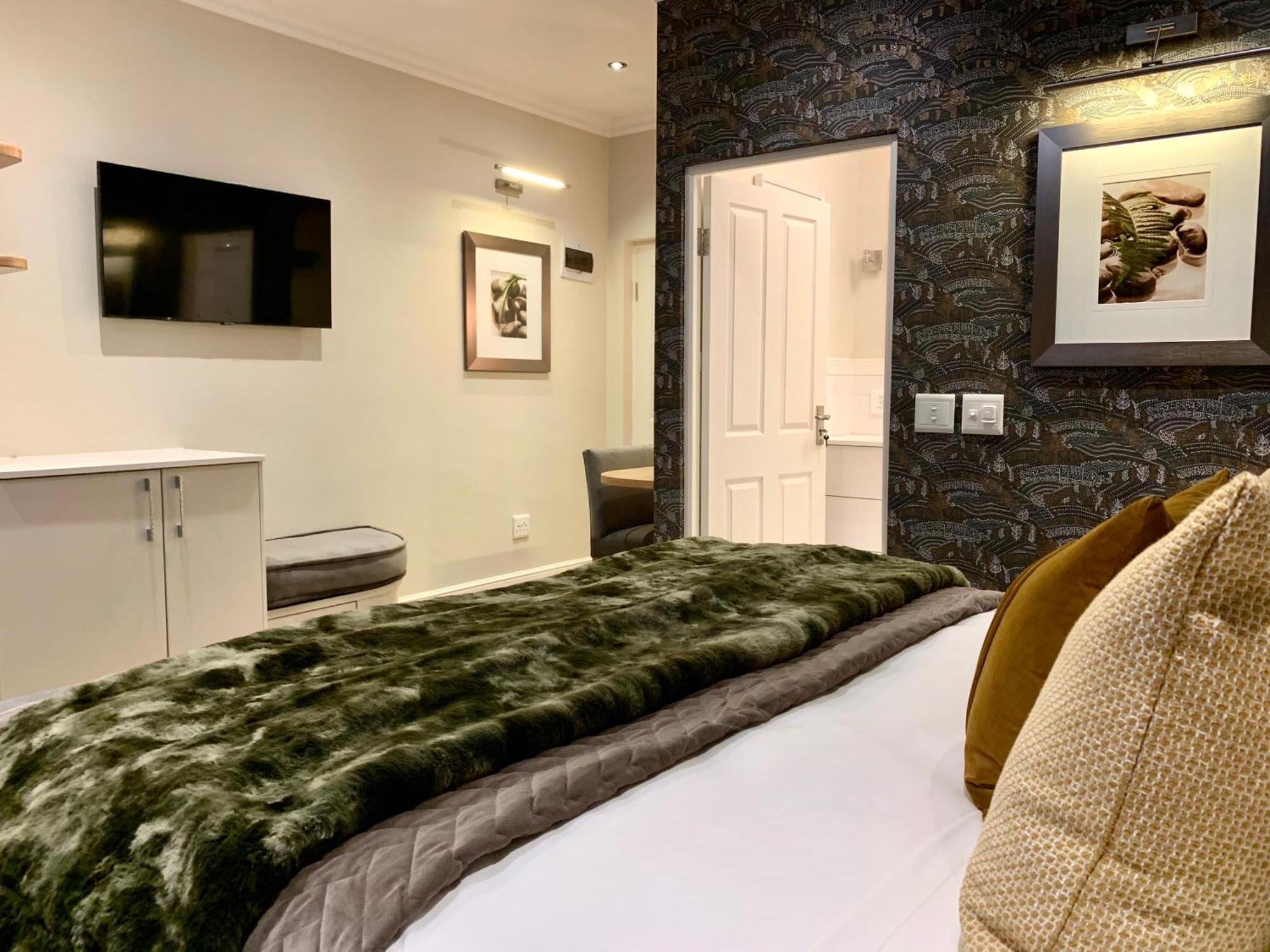 Alluvia Boutique Winery & Luxury Accommodation ستيلينبوش الغرفة الصورة A bedroom at the hotel